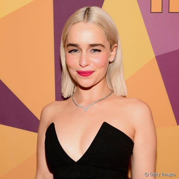 Emilia Clarke preferiu apostar na cor vibrante para os lábios e acabamento de pele iluminada e shiny (Foto: Getty Images)
